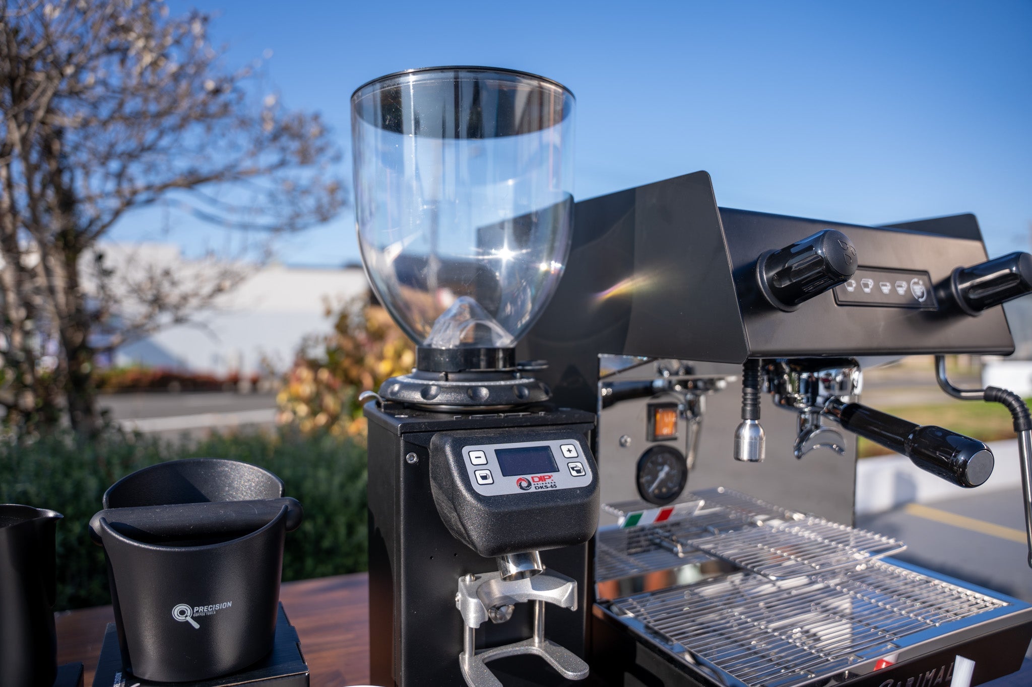 La Carimali Nimble 1 Group Black Coffee Machine, Dip DKS-65 Grinder & Accessories Package