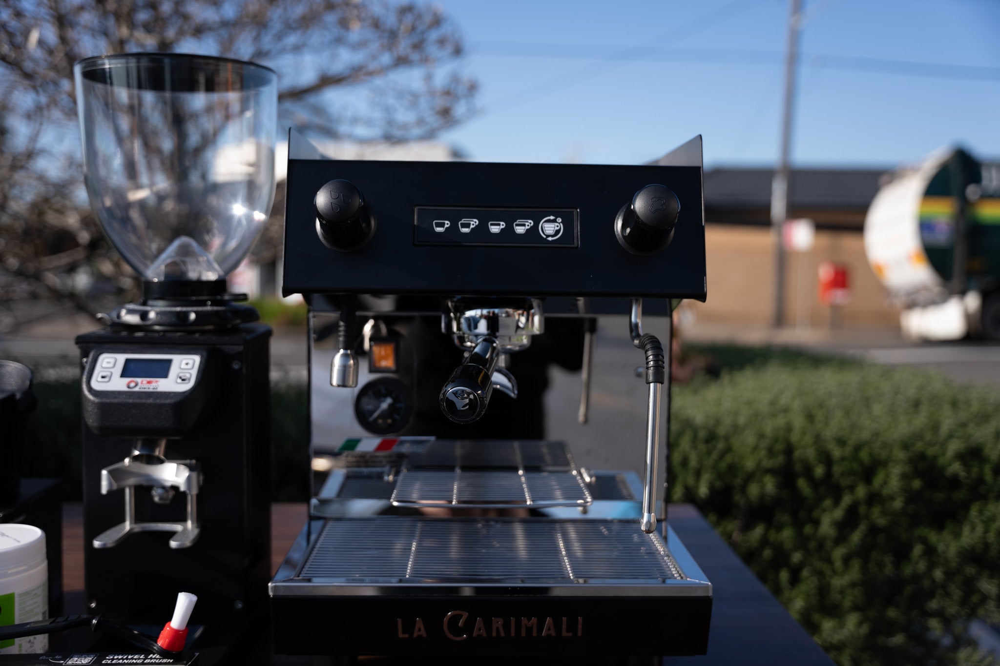 La Carimali Nimble 1 Group Black Coffee Machine, Dip DKS-65 Grinder & Accessories Package